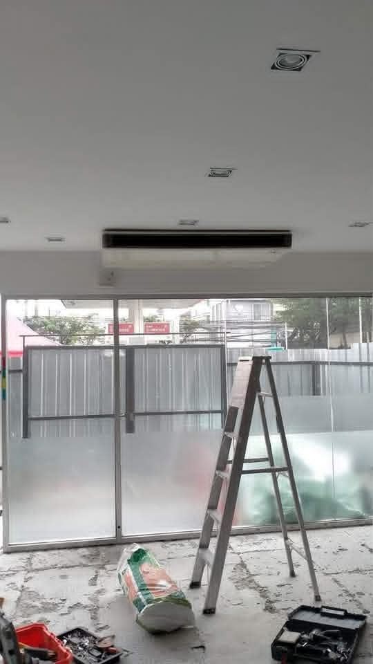 ทีมช่างเตรียมงานล้างแอร์บนนั่งร้าน