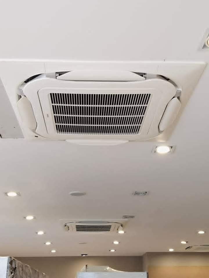 ทีมช่างเตรียมงานล้างแอร์บนนั่งร้าน